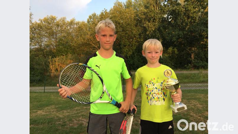 Manuel Luber (rechts) und sein Bruder Johannes spielen gerne Tennis – und das machen sich auch noch ziemlich gut. exb