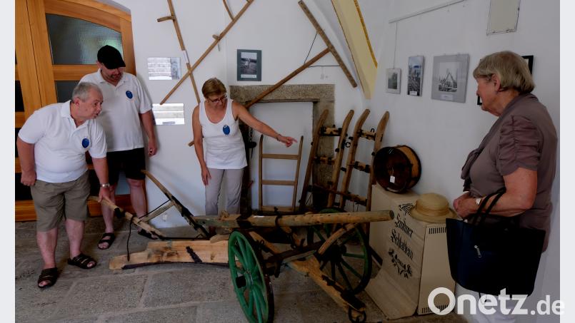 Museumsleiterin Karin Pausch (rechts ) nimmt sich Zeit für die Besucher des Heimatmuseums. le