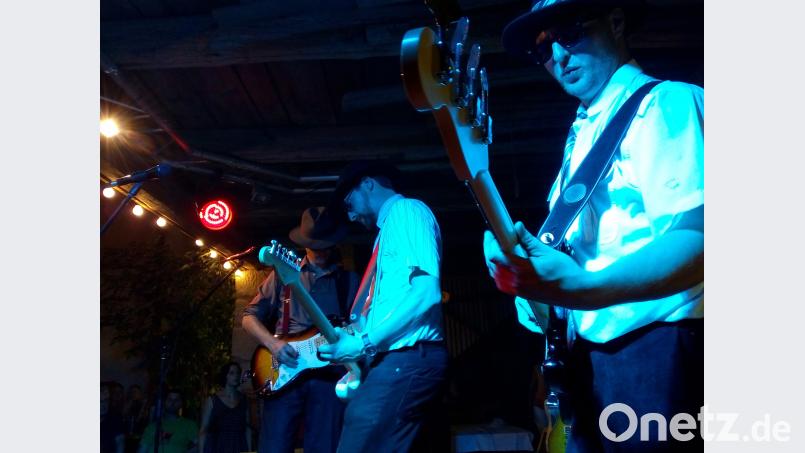 Im Gangsterlook auf der Bühne: „Capone and the Prohibition Band“ laden die zahlreichen Gäste im Innenhof des Taubnschuster-Anwesens zum Mitsingen, -tanzen und -gackern ein. hev