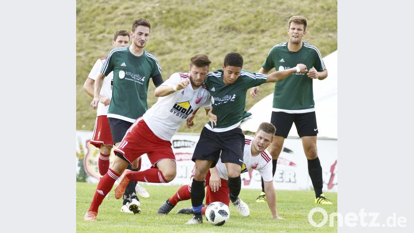 Ein verbissener Zweikampf zwischen dem Haselmühler Siegtorschützen, Contrill Smith (vorne rechts), und dem Utzenhofener Filip Kutak (links) Hubert Ziegler