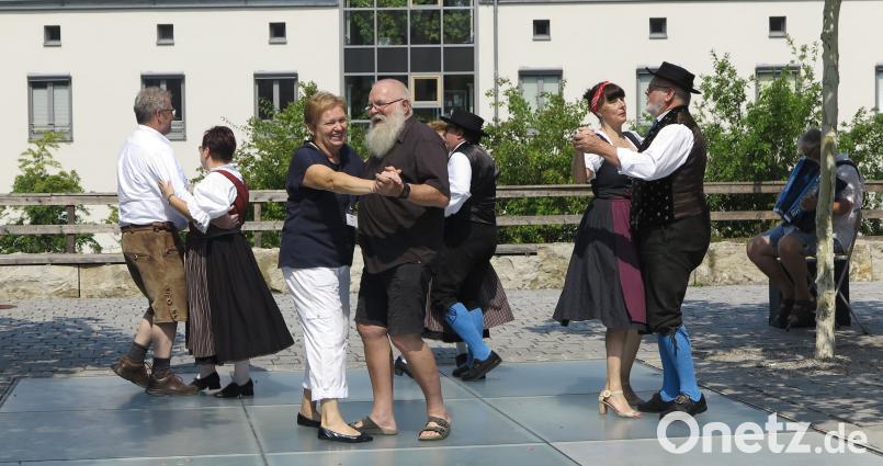 Auf dem gläsernen Tanzboden der Pfleghofterrasse schwangen die Teilnehmer am Stadtrundgang das Tanzbein, angeleitet von den Mitgliedern des Heimat- und Trachtenvereins „Stamm“. Hirsch