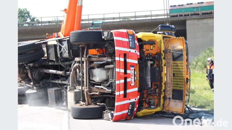 Ein Laster kippte am Lappersdorfer Kreisel um. Auer, Alexander