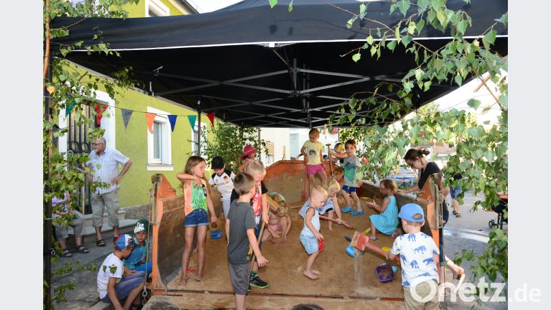 Das Buddeln im Sand war für die Kinder der höchste Spaß. bey