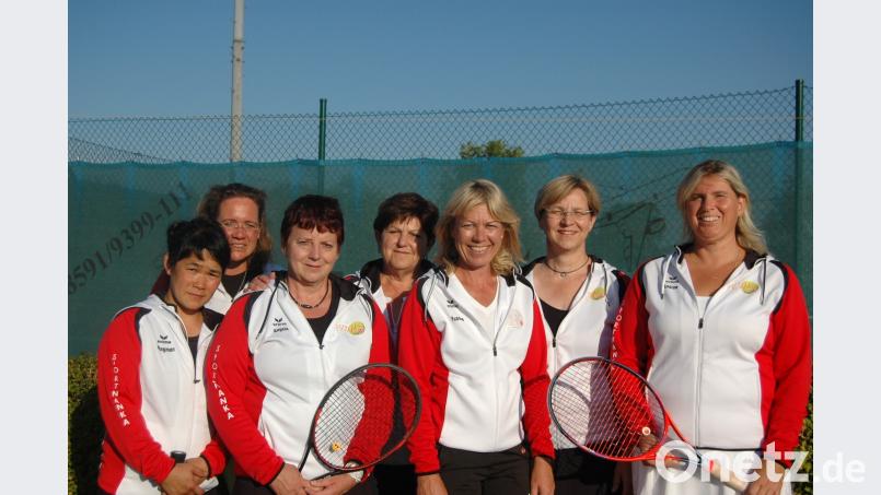 Die Damen 40 des TC Rot-Weiß Amberg sind Meister (von links): Wingman Lam, Stephanie Salostowitz, Angela Lukas, Rosi Müller, Yvonne Schüll, Sabine Bäumler und Andrea Schübel. exb