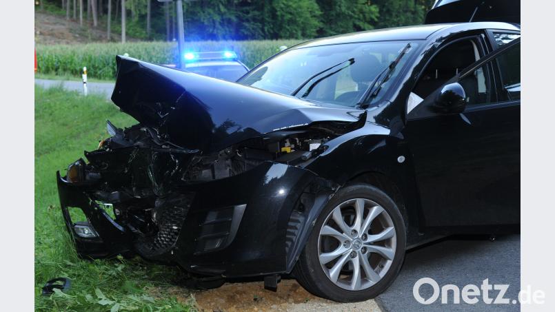 Der vom Unfallverursacher frontal gerammte Mazda blieb mit einer total zerstörten Vorderseite auf dem Bankett stehen, während der überholende Opel Astra über den Straßengraben in einer Buschgruppe landete. Bild: gf