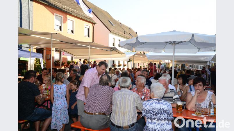 Kaum einen freien Platz gab es am Sonntagabend am Marktplatz. Bürgermeister Karlheinz Budnik war mit unter den Gästen. bey