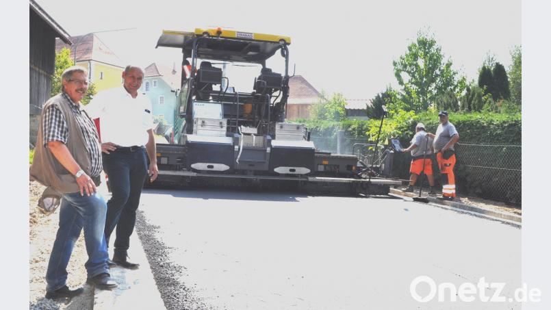 Bauleiter Lorenz Ermer (links) und Bürgermeister Max Völkl haben gut lachen. Der Ausbau der Kreisstraße ist sehr gut gelungen. es