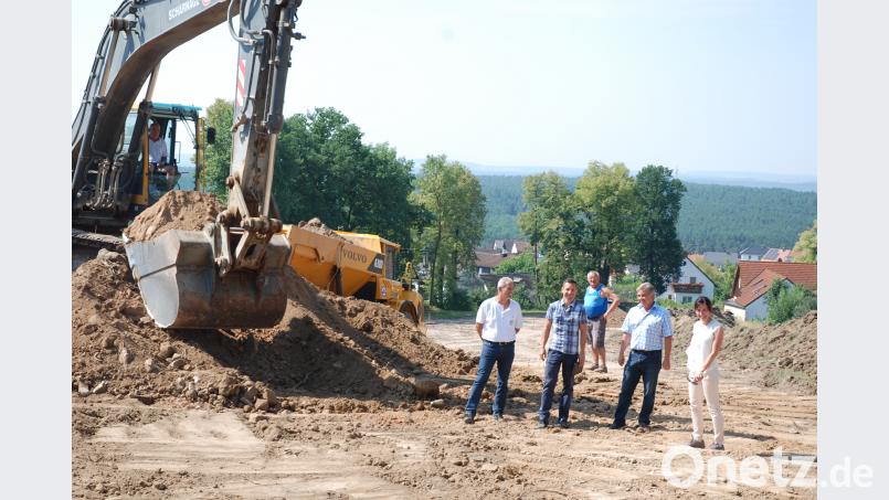 Die ersten Bagger sind im Baugebiet "Viehhof" angerückt. bey