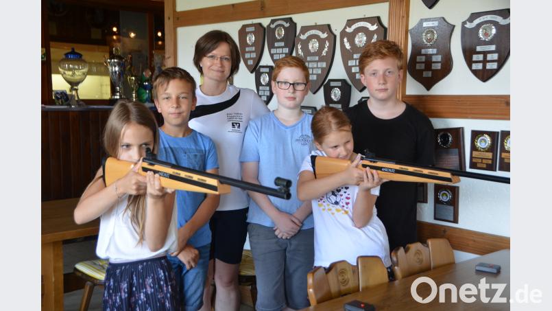 Jugendleiterin Michaela Haubner (Dritte von links) lässt die Nachwuchsschützen gleich für die laufende Stadtmeisterschaft antreten. Ein Eis gibt es danach zur Abkühlung. dob