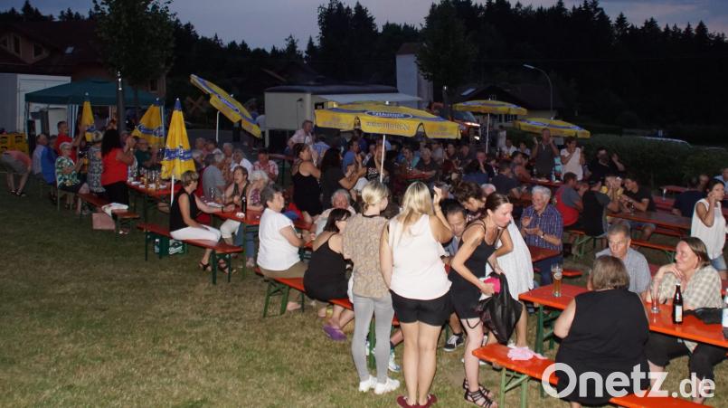 Die laue Sommernacht genossen die Besucher beim Badeweiherfest in Stadlern. mmj