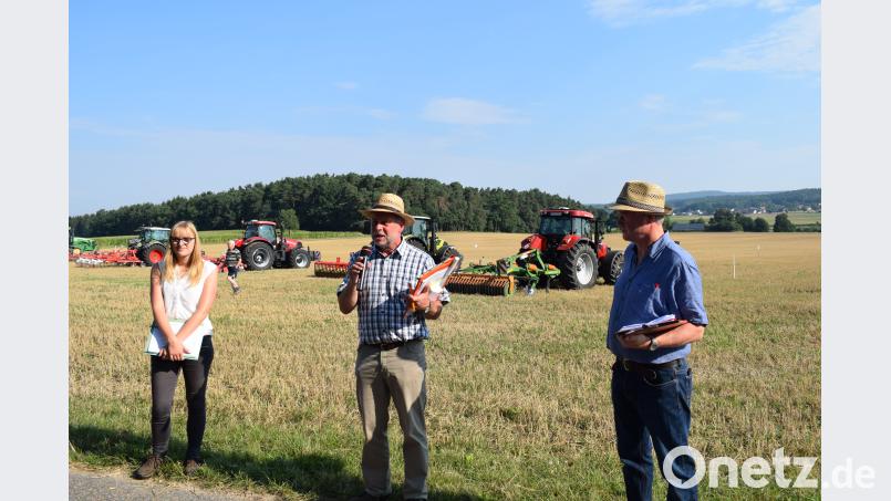 Forstdirektor Alwin Kleber (Mitte) und LandwirtschaftsdirektorJosef Rupprecht (rechts) begrüßten die Teilnehmer am Feldtag in Freihöls. bnr