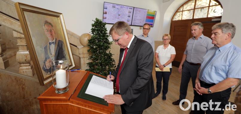 Ob Michael Cerny (links) war der Erste, der sich ins Kondolenzbuch für Franz Prechtl eintrug. Seine Referenten taten es ihm anschließend gleich. Wolfgang Steinbacher