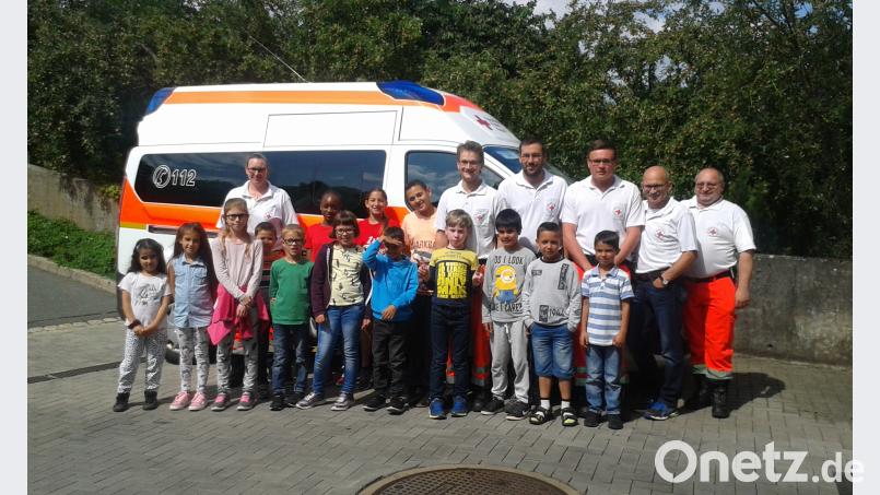 Ein vielfältiges Nachmittagsprogramm genießen die Kinder der Offenen Ganztagsschule. Unser Bild zeigt sie beim Besuch der BRK-Rettungswache. rn