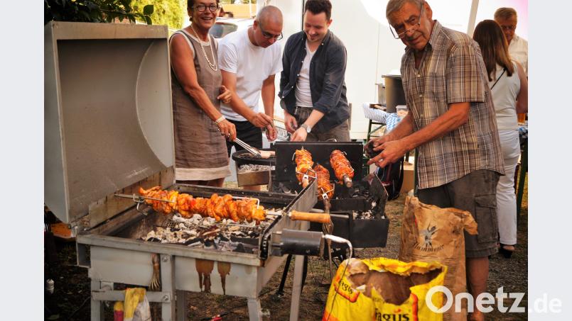 Claudia Holfeuer, Peter Fleischmann, Maximilian Kraus und Hans Holfeuer (von links) haben am Grill alle Hände voll zu tun. arw