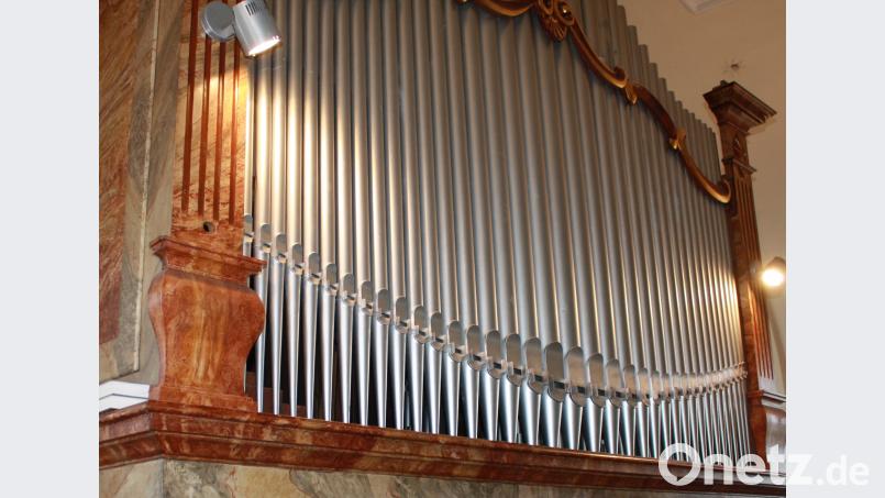 Die Orgel in der katholischen Pfarrkirche St. Georg in Plößberg hat 900 Pfeifen. lk