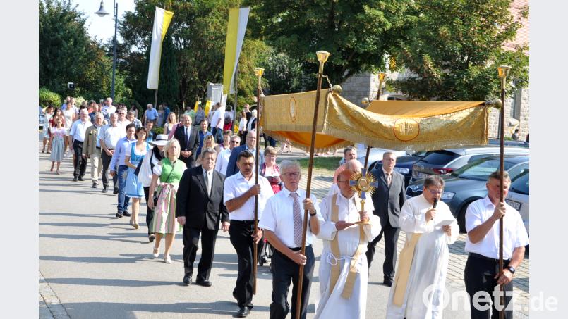 Mit der Teilnahme an der Prozession mit dem Alerheiligsten nach dem Gottesdienst legten viele ein Glaubensbekenntnis ab. es