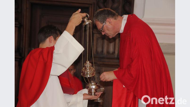 Der Weihbischof bei der Zeremonie mit dem Weihrauch. kro