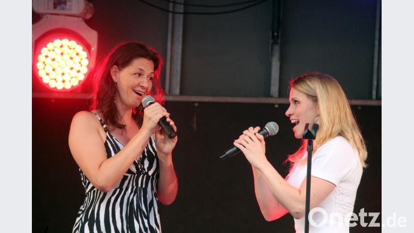 Den Hit „I know him so well“ aus dem Musical „Chess“ singen Maria Kempken (rechts) und Carmen Wiederstein. Holger Stiegler