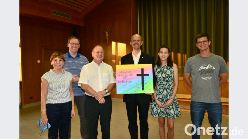 Einen herzlichen Abschied bereiten Bürgermeisterin Marianne Rauh, Kirchenpfleger Josef Steger, Franz Rath vom Seelsorgerat (von links) sowie Martin Seiler und Barbara Schmucker als Vertreter der Ministranten dem ausscheidenden Kaplan Thomas Hösl (Mitte). bey
