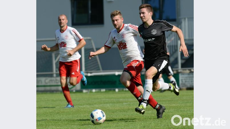 Der Gegner ließ sich nicht abschütteln: Tobias Lippert (rechts), Schütze des 2:0, und der TSV Stulln schienen längst enteilt. Doch der TSV Tännesberg um Benjamin Willax startete eine Aufholjagd und glich die zwischenzeitliche 2:0-Führung der Heimelf noch aus. ham
