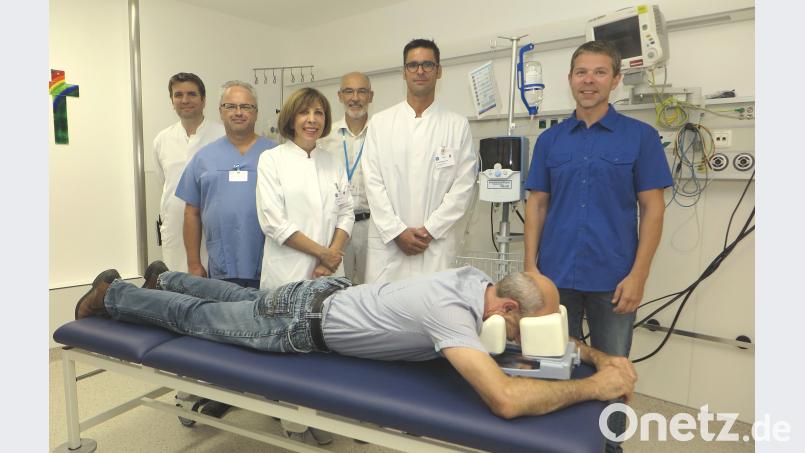 Fördervereinsvorsitzender Andreas Wopperer (rechts) überreichte den Ärzten und Stationsleitern des St. Barbara-Krankenhauses eine Liege mit Gesichtsstütze und ein High-Flow-Beatmungsgerät. Hirsch