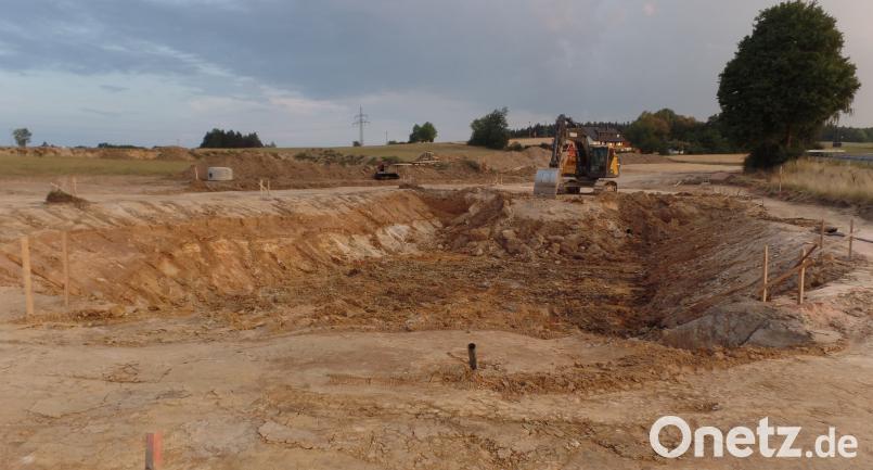 Begünstigt durch das derzeitige Hochsommerwetter schreitet die Erschließung des Gewerbegebietes „Weiherwiesen II“ zügig voran. Inzwischen läuft der Erdaushub für das Regenrückhaltebecken (Bild). Brendel, Hubert (BR)