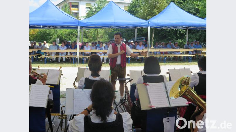 Gut geschützt vor den sengenden Sonnenstrahlen sind die Musikanten der Stadtkapelle Kemnath und die musikbegeisterten Zuschauer unter den Pavillons auch beim dritten Seebühnenkonzert. jzk