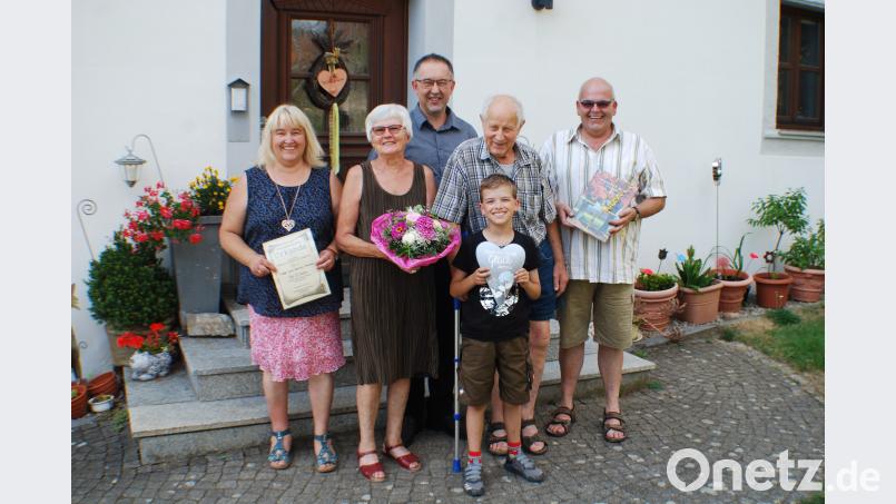 Bildunterschrift: Bei der Gästeehrung im Alten Pfarrhof in Wernersreuth: Brigitte Meyer, Inge Fuchs, Alfons Schnurrer, Anton Fuchs, Paul Meyer und Klaus Meyer (von links) . enz