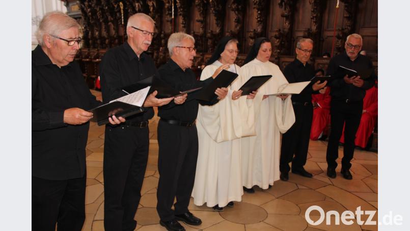 Die Choralschola der Basilika sang wiederentdeckte Heilige-Leiber-Hymnen. Von links, Siegfried Achatz, Josef Reindl, Helmut Manske, Äbtissin Laetitia Fech, Schwester Sophia Schlembach, Herbert Weiß und Alois Michl. kro