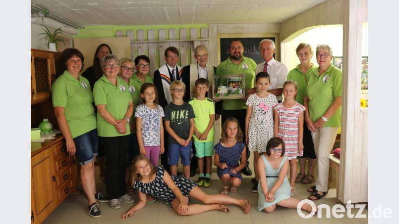 Das Bild zeigt die Vorstandsmitglieder des OGV Neusorg mit Vertretern der „Schnittlauchräuber“ sowie in der hinteren Reihe von rechts Bürgermeister Peter König, Vorsitzenden des OGV Neusorg, Oliver Becher, und die Pfarrer Hans Riedl und Pfarrer Andreas Kraft.	Bild: gsr gsr