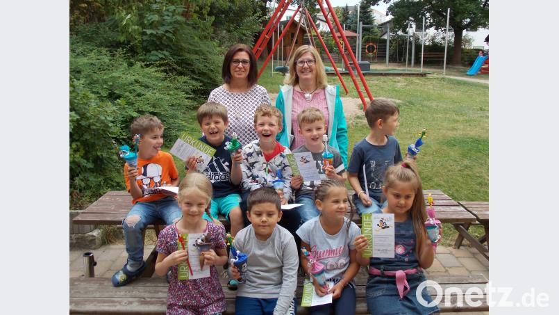 Die Vorschulkinder des evangelischen Kindergartens zusammen mit Büchereileiterin Anita Benkhardt und Claudia Wenning (hinten, von rechts). Stolz präsentieren die Kleinen ihre Bibliothekführerscheine. jbe