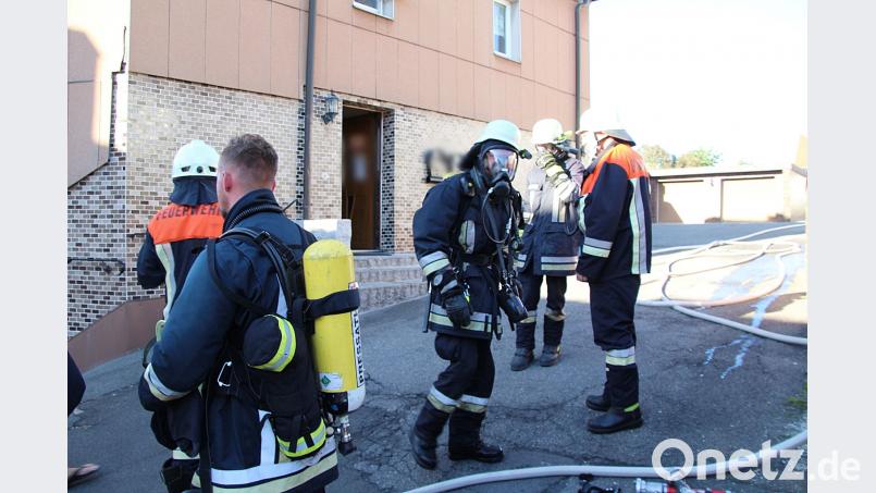 Die Feuerwehr muss ausrücken, weil aus einer Pressather Wohnung dichter Rauch dringt. jma