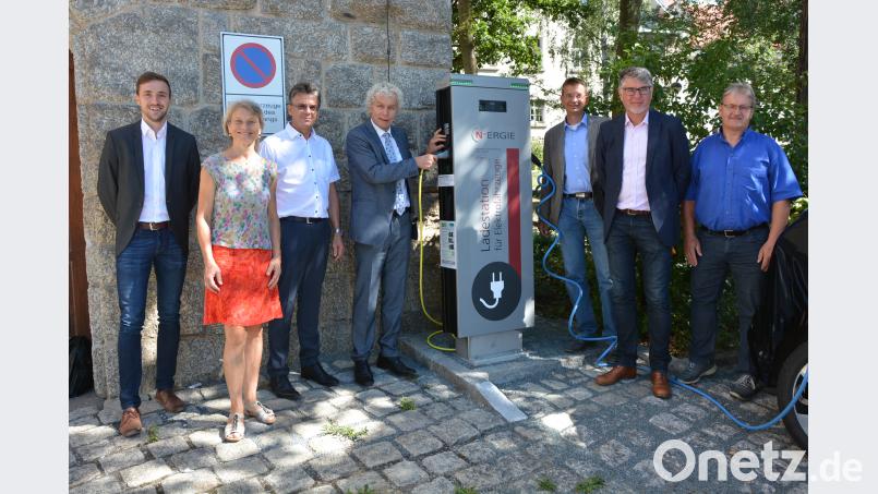 Die erste öffentliche Ladestation für Elektroautos des „Ladeverbund+“ ist in Betrieb genommen. Bei der Inbetriebnahme mit dabei sind (von links) Projektleiter Christian Vogler („N-Ergie“), Dr. Susanne Stangl, Walter Brucker, Landrat Wolfgang Lippert, Werkleiter Thomas Kraus, Rainer Kleedorfer (N-Ergie) und Rudi Schmeller. jr