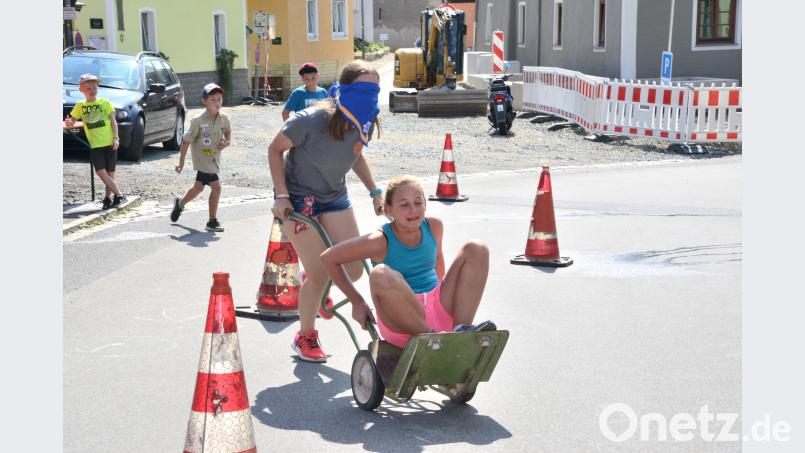 Regelrecht im Blindflug ging es mit dem Sackkarren durch den Parcours am Marktplatz. bey