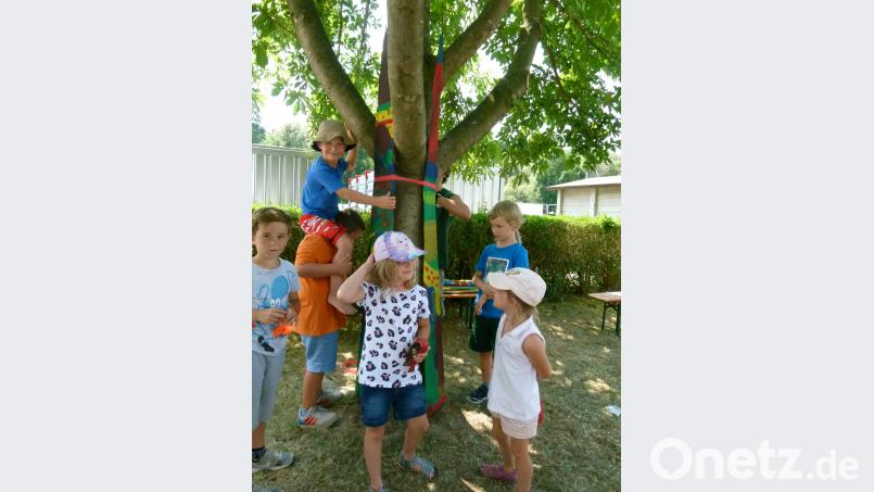 Gemeinsam &quot;schmückten&quot; die Kinder den Marterpfahl. rn