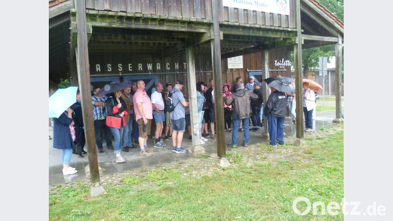 Während überall die Sonne scheint, müssen die Mitglieder des Wandervereins und ihre Gäste im Regen auf den Beginn der Führung am Brombachsee warten. sat