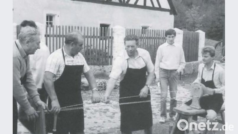 1988 im Freilandmuseum Neusath: Die OWV-Männer führen handwerkliche Arbeiten wie Strick schlagen und Besen binden vor. Repro: OWV Griesbach
