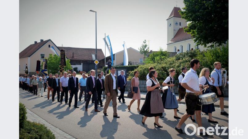 Der Festzug bewegte sich von der Marieninsel zum Festplatz am Vereinsheim. twi