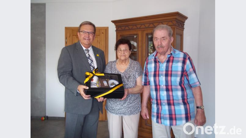 Bürgermeister Martin Preuß (links) gratuliert den Ehejubilaren und überreicht ein Kafeeservice der Stadt. jle