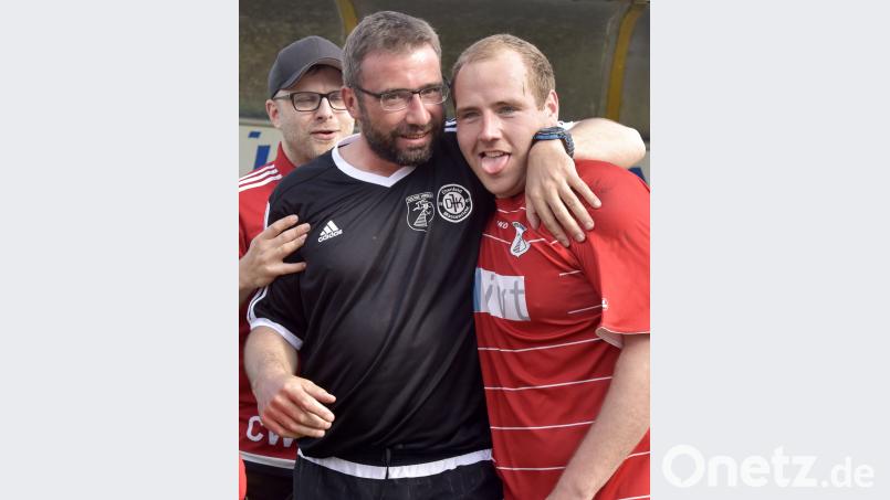Vor eineinhalb Jahren feierte Martin Winkler (rechts) mit der SG Ehenfeld den Aufstieg in die Kreisklasse, Trainer Jörg Gottfried (links daneben) mit dem TuS/WE Hirschau den Aufstieg in die Bezirksliga. Für beide Teams ging es unmittelbar wieder zurück. Hubert Ziegler
