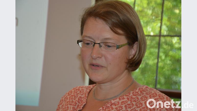 Ingrid König stellt den Geschäftsbericht „JuBB“ des Kreisjugendamtes vor, der als Basis für die künftige Arbeit gilt. Weiter dient er zum Abgleich mit anderen Jugendämtern jr