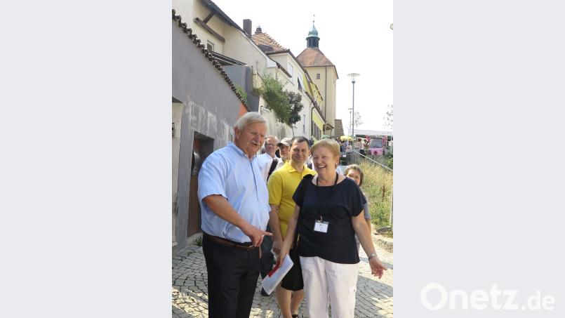 Stadtführerin Christa Pigerl begleitete die Teilnehmer auf dem Weg zum Blasturm (Hintergrund). Mit dabei war auch Alt-OB Helmut Hey. Hirsch