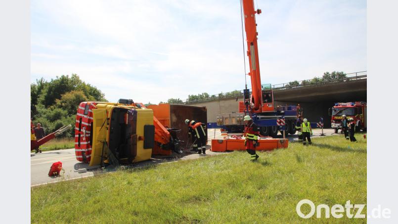 Ein Laster kippte am Lappersdorfer Kreisel um. Auer, Alexander