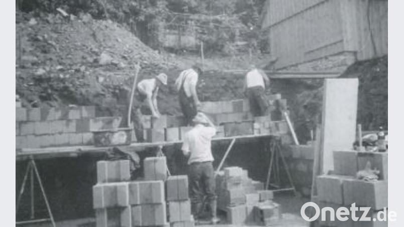 Anfang der 1990er Jahre erfühllte sich ein langgehegter Traum für den OWV Griesbach: Neben der Sanierung des Stöckl-Haus wird auch ein neues Vereinsheim in Eigenregie gebaut. 1994 werden beide Gebäude feierlich eingeweiht. Repro: OWV Griesbach