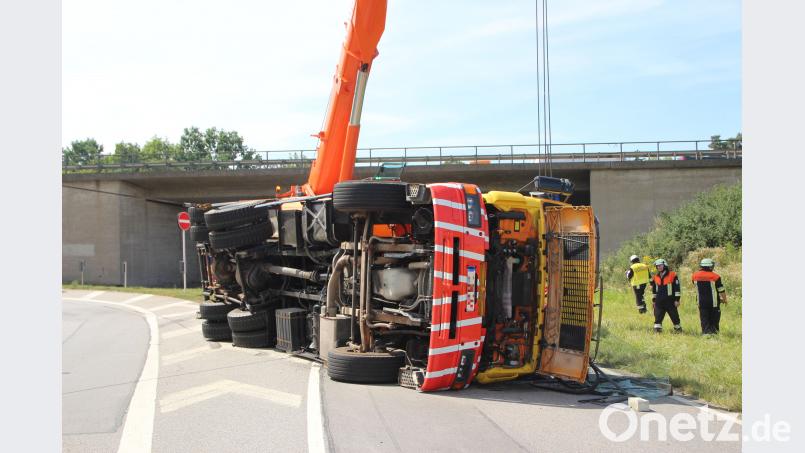 Ein Laster kippte am Lappersdorfer Kreisel um. Auer, Alexander