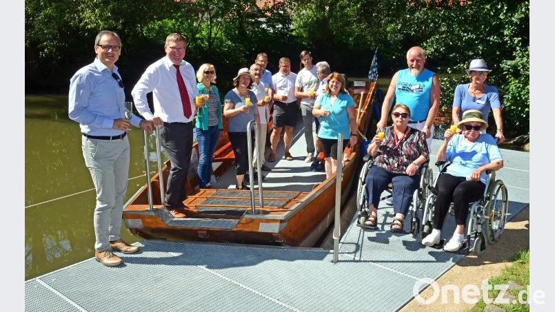 Der Weg zur Vils ist an der Anlegestelle Bleichwiese beim ACC barrierefrei, lediglich der Übergang von der Plattform zur Plätte ist noch eine Hürde. Am Montagvormittag weihte Oberbürgermeister Michael Cerny (Zweiter von links) die Anlegestelle offiziell ein. Petra Hartl