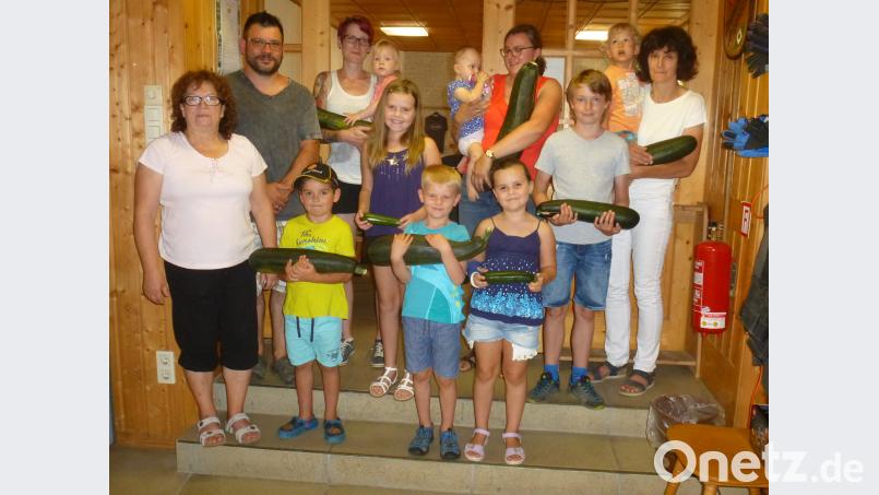 Wahre Prachtexemplare an Zucchini hatten die Teilnehmer zur Siegerehrung mitgebracht. mad