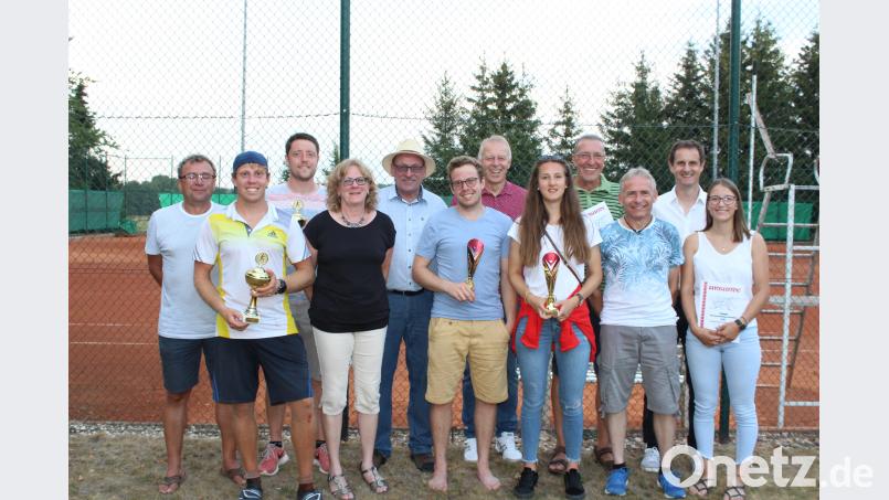 Die Tennis-Vereinsmeister des Ski-Clubs und die Zweitplatzierten. Tennis-Abteilungsleiter Sepp Weber (links) und Vorsitzender Horst Wettinger (Fünfter von links, mit Strohhut) nahmen die Siegerehrung vor. hä