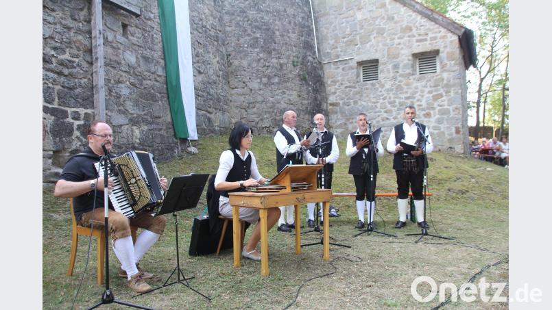 Die „Vöichtacher Boum“, machten in der herrlichen Burgkulisse, begleitet von Akkordeon- und Zithermusik, die Morgenmesse zu einem wahren „Festgottesdienst“. frd