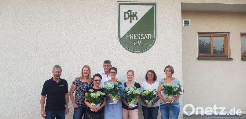 Von rechts: Siegfried Rauch Vorsitzender, Martina Kastl Abteilungsleitung Turnen, Tanja Cannon, Roman Kastl 2. Vorsitzender, Steffi Sattler, Jenny Hochholzer, Evi Rauch, Christina Sporrer. myd